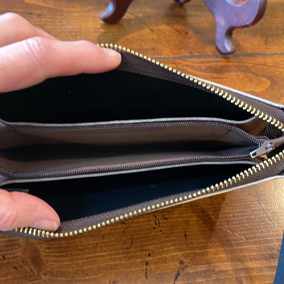 WRISTLET FLOWER AND WHIPSTITCH DETAIL - Picture 4 of 6